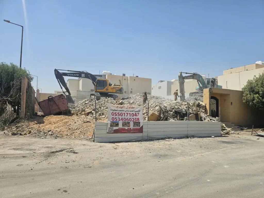 ترحيل أنقاض بعد أعمال الهدم في الدمام
